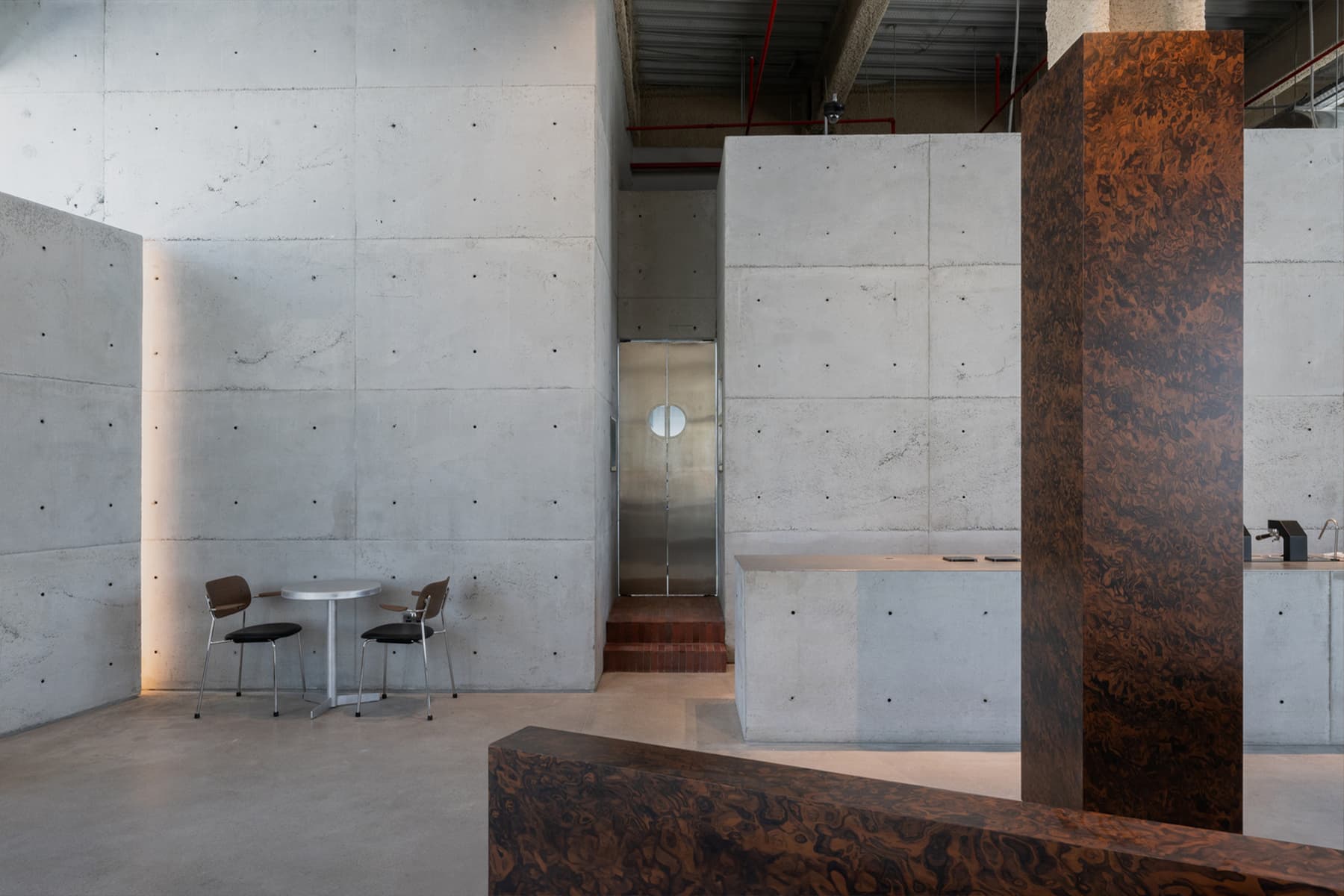 Брутализм и принципы ваби-саби в интерьере кафе на набережной Абу-Даби — проект shell+core