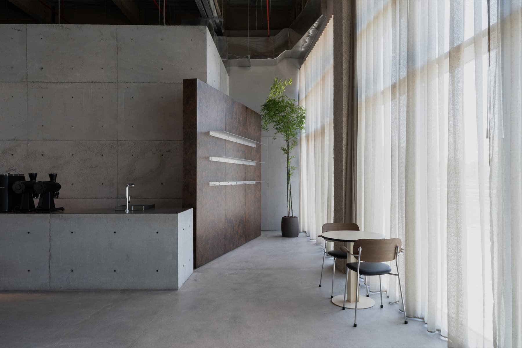 Брутализм и принципы ваби-саби в интерьере кафе на набережной Абу-Даби — проект shell+core