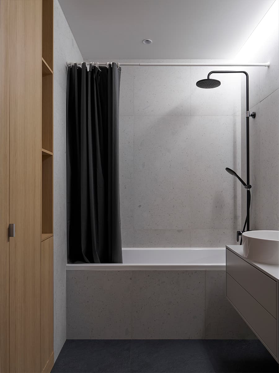 Световое окно, отсылки к японской культуре и природные материалы в интерьере квартиры для молодой пары — проект бюро RR Architects