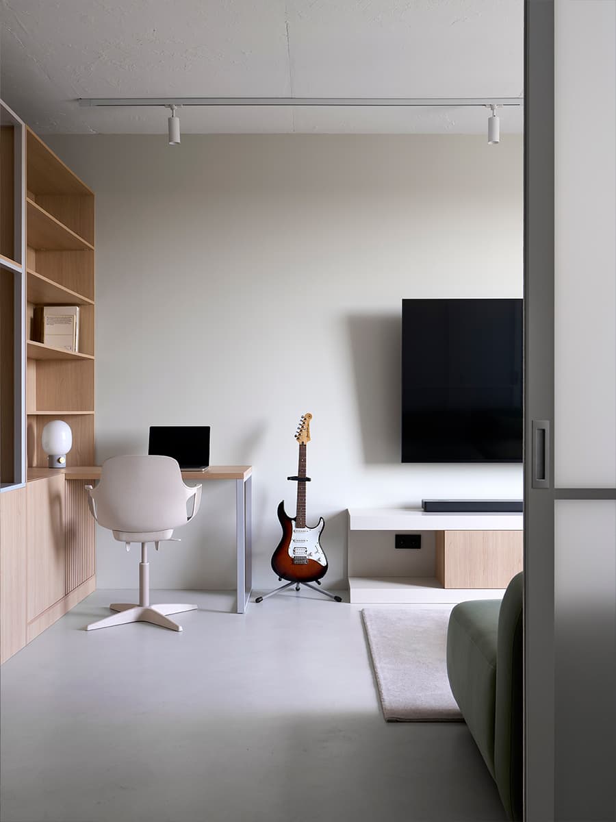 Световое окно, отсылки к японской культуре и природные материалы в интерьере квартиры для молодой пары — проект бюро RR Architects