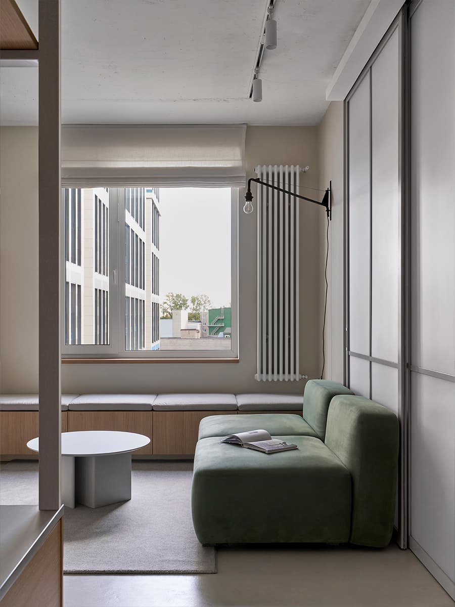 Световое окно, отсылки к японской культуре и природные материалы в интерьере квартиры для молодой пары — проект бюро RR Architects