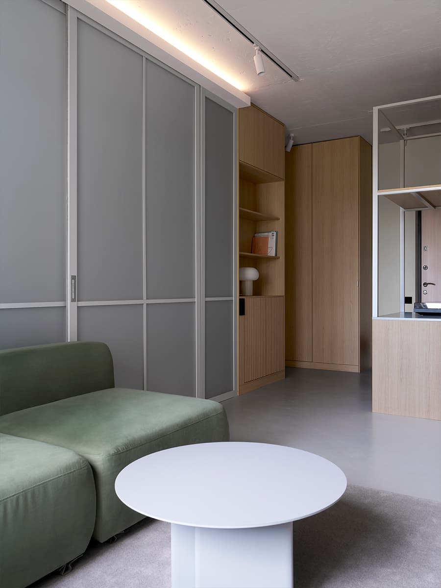 Световое окно, отсылки к японской культуре и природные материалы в интерьере квартиры для молодой пары — проект бюро RR Architects