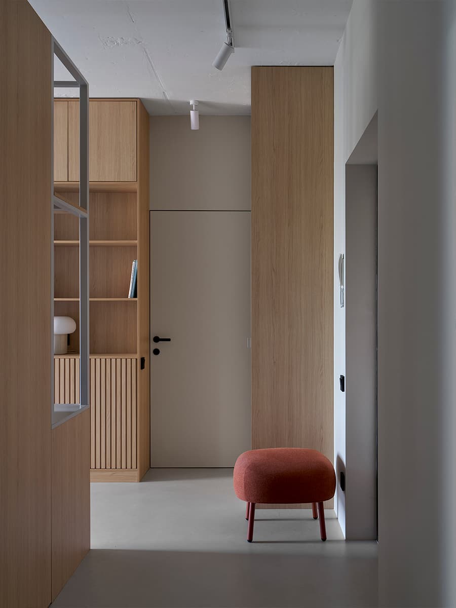 Световое окно, отсылки к японской культуре и природные материалы в интерьере квартиры для молодой пары — проект бюро RR Architects