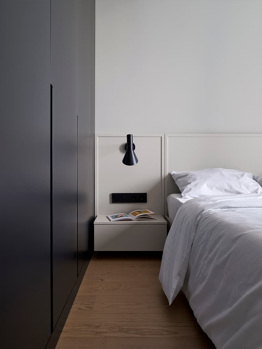 Световое окно, отсылки к японской культуре и природные материалы в интерьере квартиры для молодой пары — проект бюро RR Architects