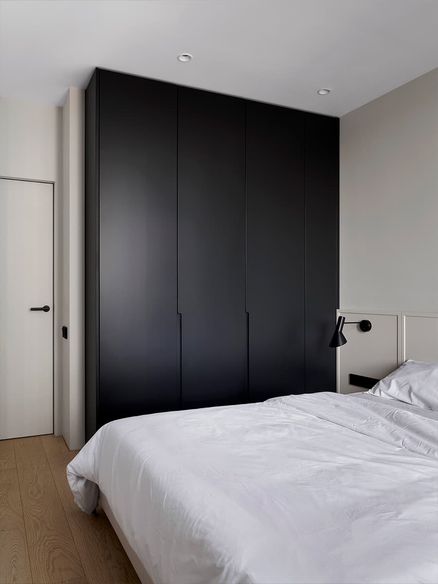 Световое окно, отсылки к японской культуре и природные материалы в интерьере квартиры для молодой пары — проект бюро RR Architects