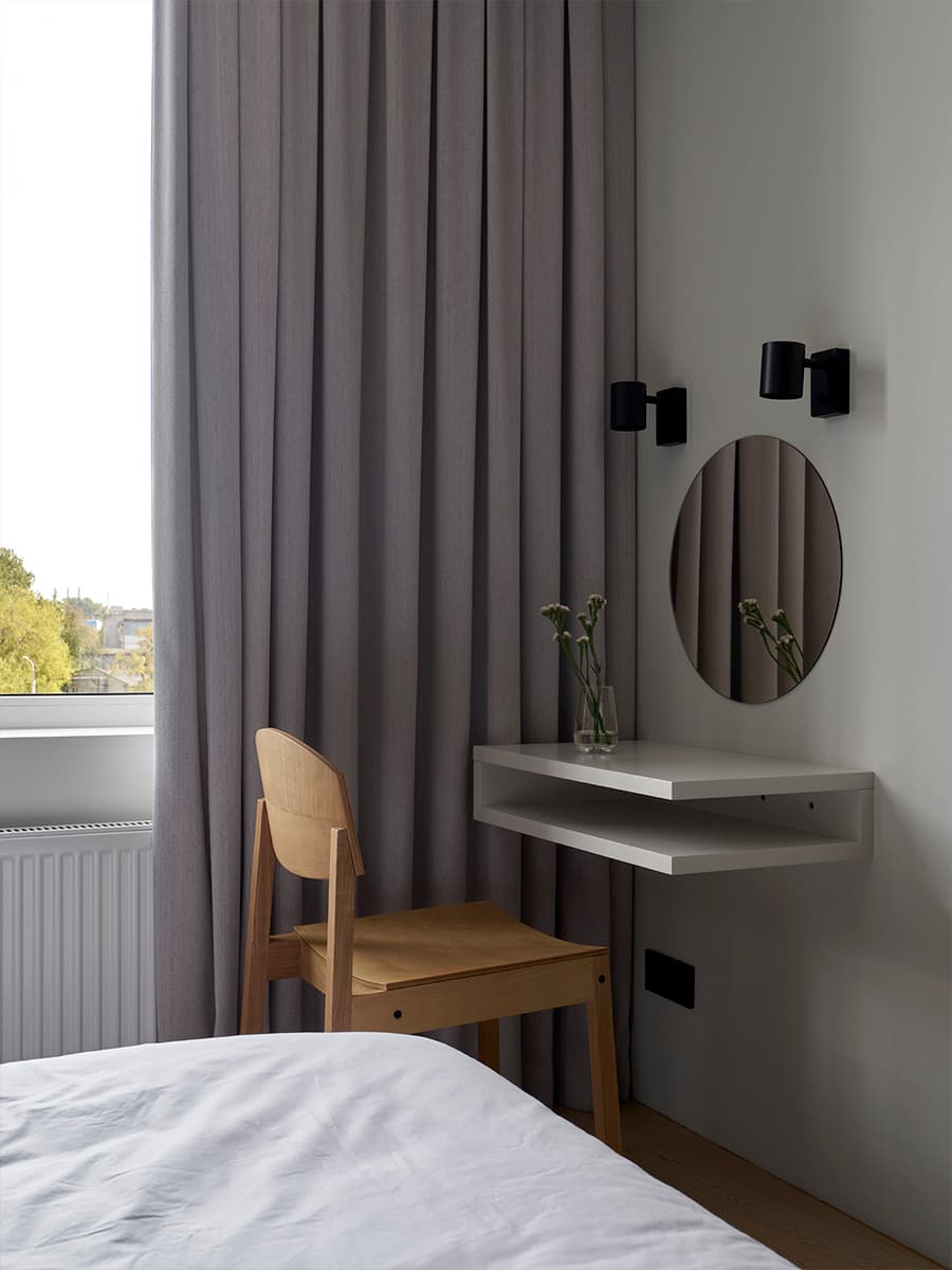 Световое окно, отсылки к японской культуре и природные материалы в интерьере квартиры для молодой пары — проект бюро RR Architects