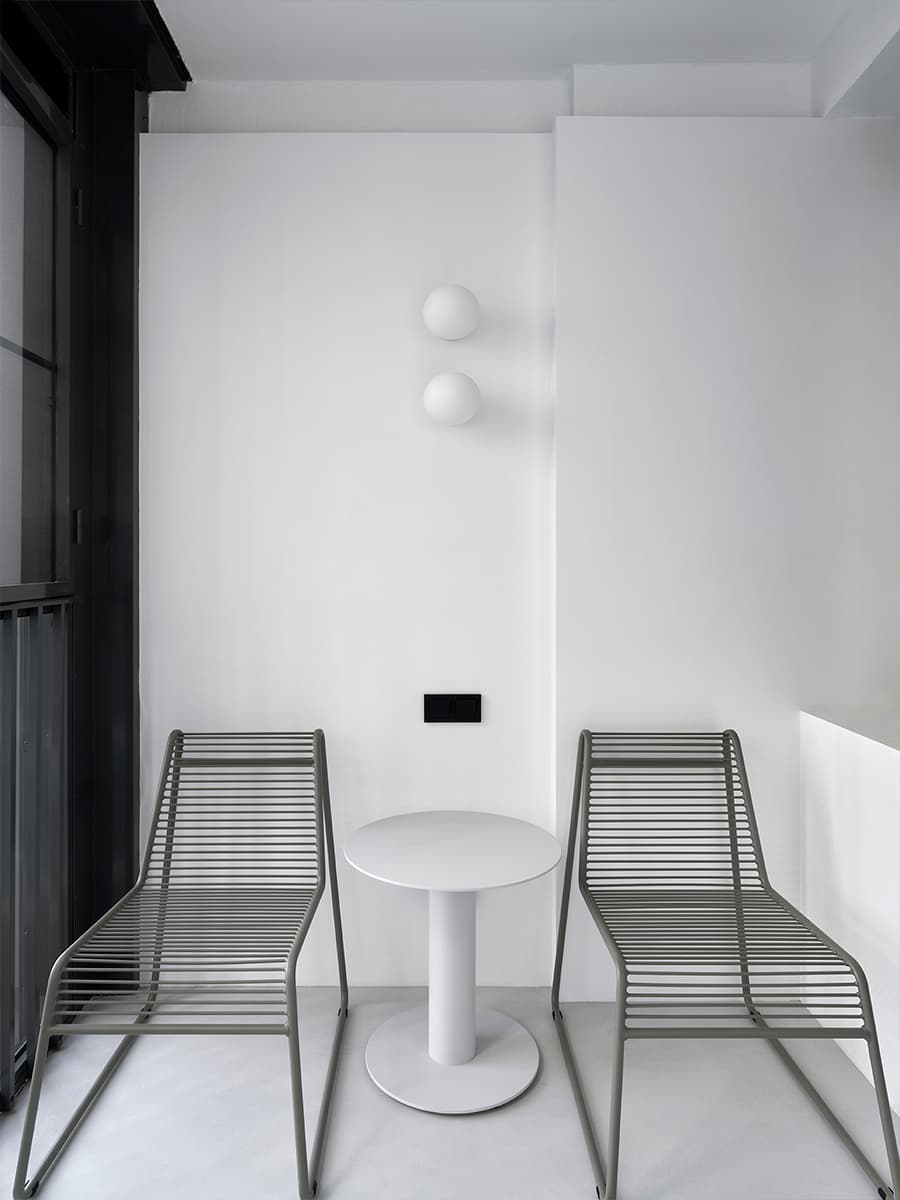 Световое окно, отсылки к японской культуре и природные материалы в интерьере квартиры для молодой пары — проект бюро RR Architects