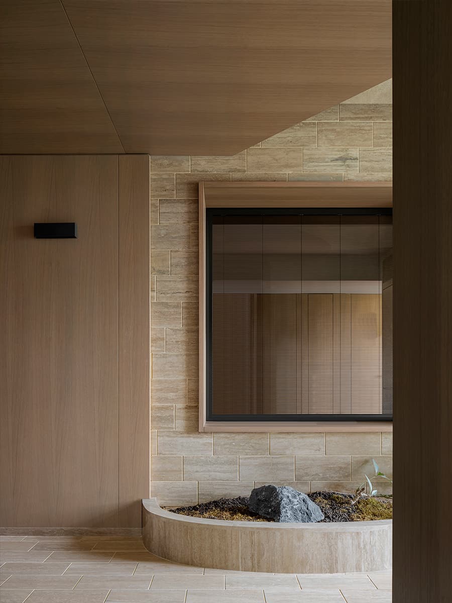 Живые растения, плавные формы и игровая зона в интерьере для семьи с тремя детьми — проект бюро c.dd