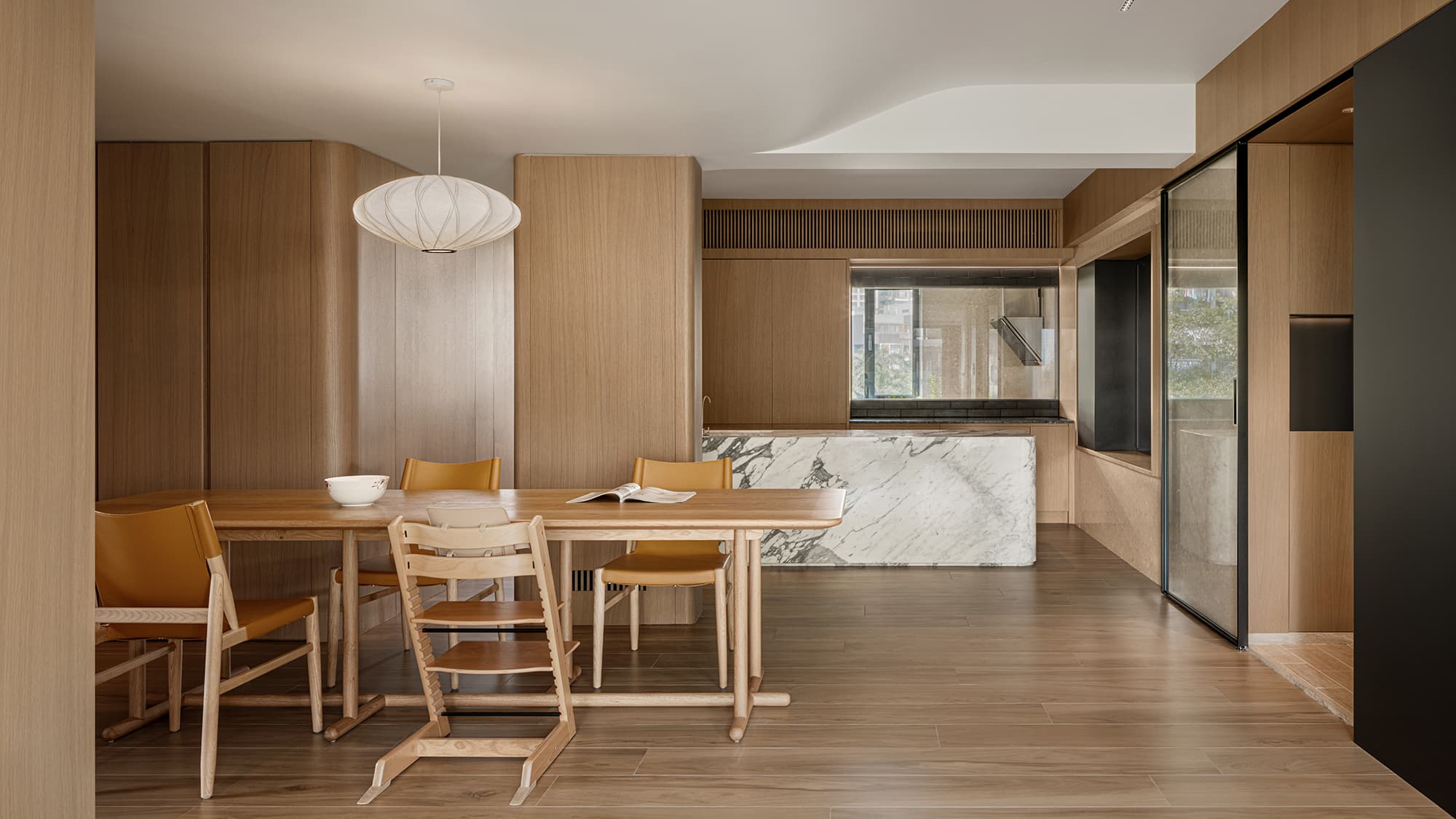 Живые растения, плавные формы и игровая зона в интерьере для семьи с тремя детьми — проект бюро c.dd