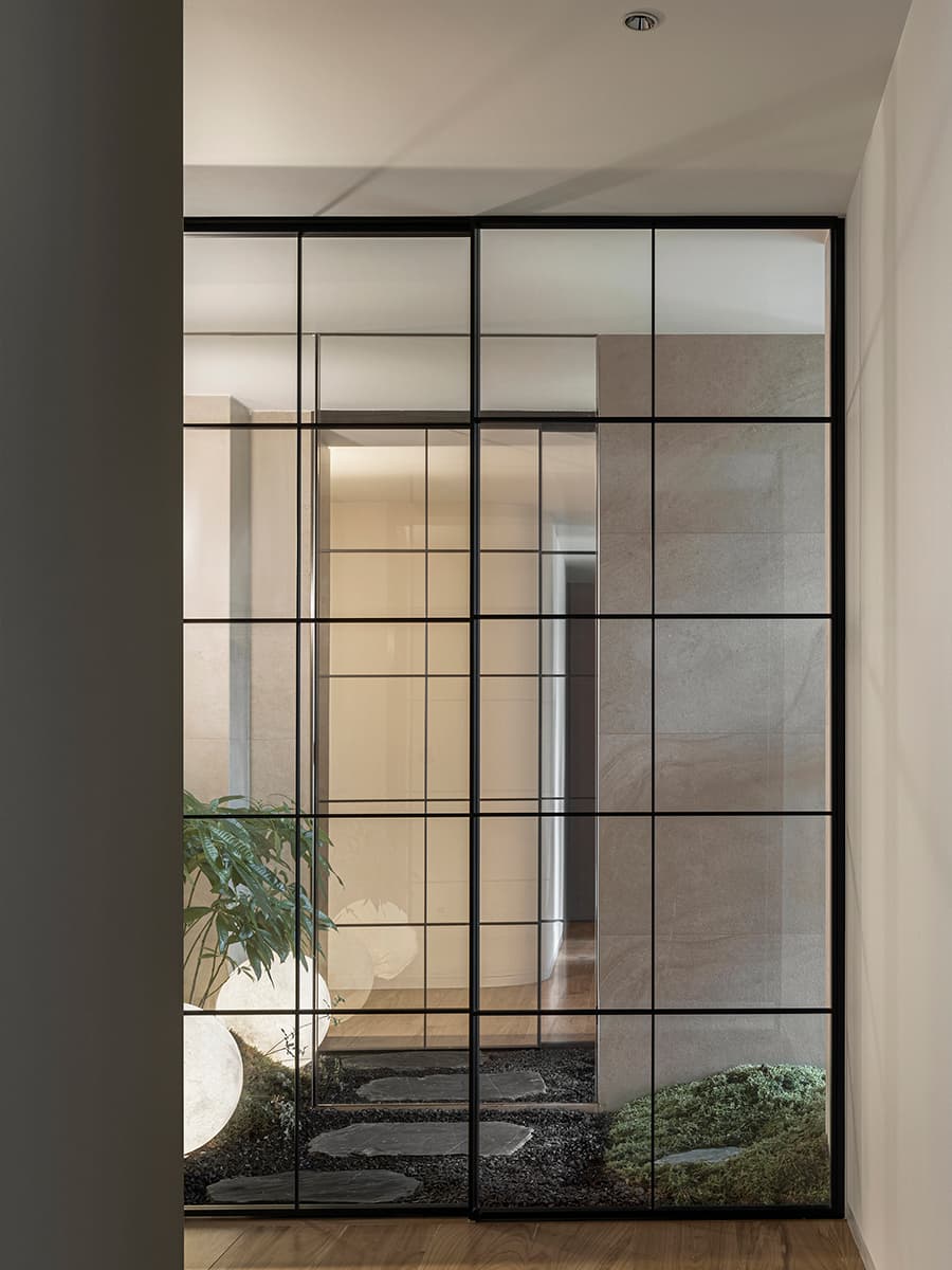 Живые растения, плавные формы и игровая зона в интерьере для семьи с тремя детьми — проект бюро c.dd