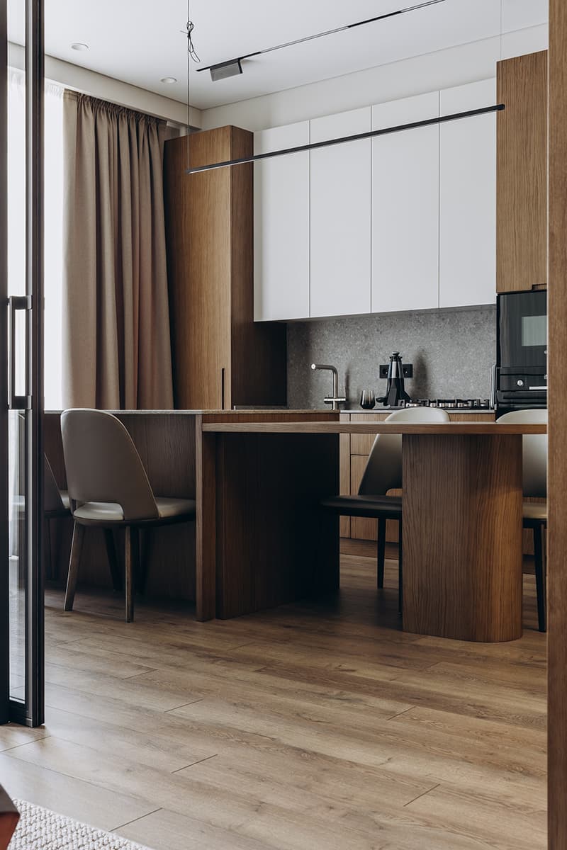 Рабочее место в шкафу и графичная перегородка в интерьере квартиры для предпринимателя — проект студии Lasphera