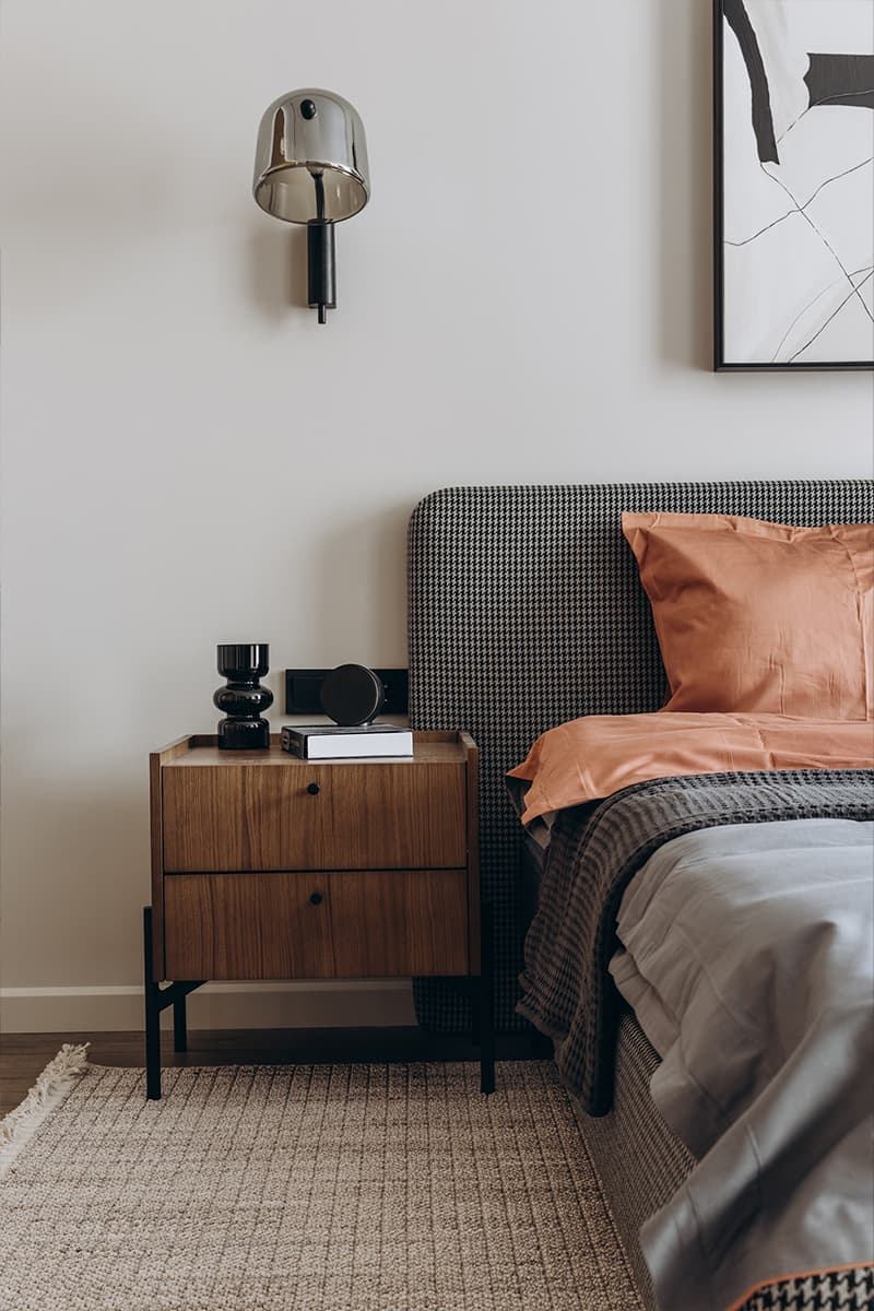 Рабочее место в шкафу и графичная перегородка в интерьере квартиры для предпринимателя — проект студии Lasphera