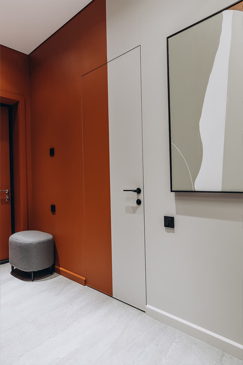 Рабочее место в шкафу и графичная перегородка в интерьере квартиры для предпринимателя — проект студии Lasphera