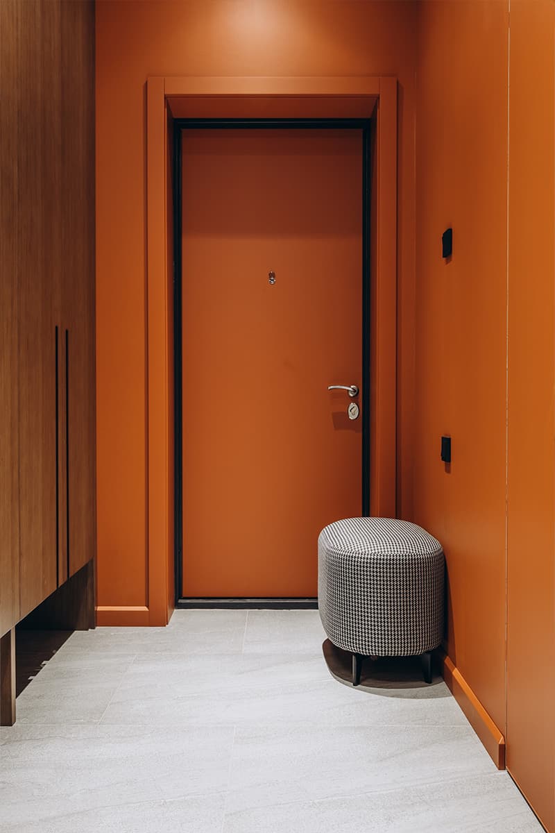 Рабочее место в шкафу и графичная перегородка в интерьере квартиры для предпринимателя — проект студии Lasphera