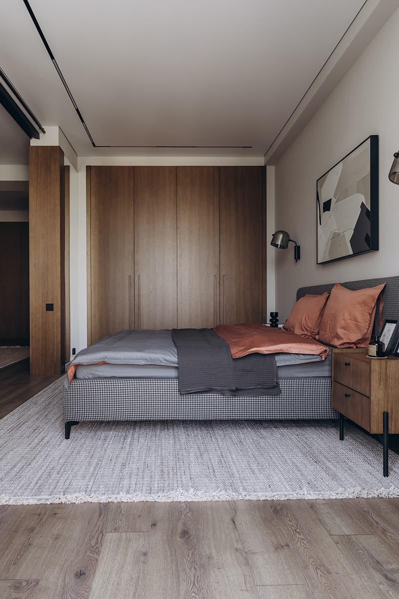 Рабочее место в шкафу и графичная перегородка в интерьере квартиры для предпринимателя — проект студии Lasphera