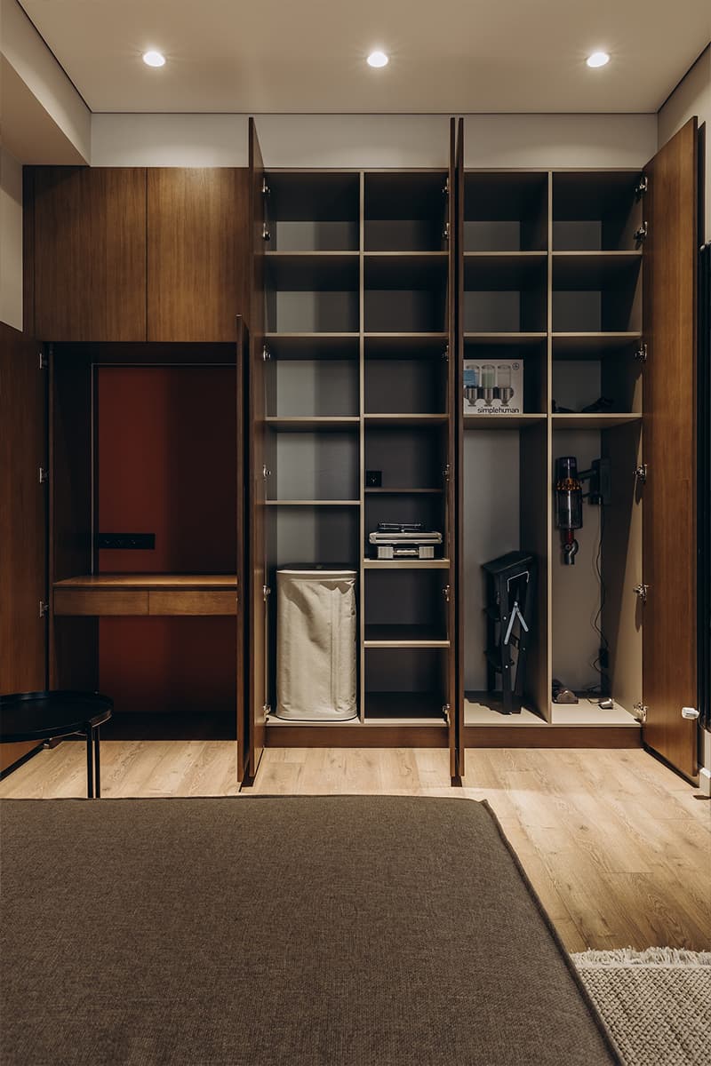 Рабочее место в шкафу и графичная перегородка в интерьере квартиры для предпринимателя — проект студии Lasphera