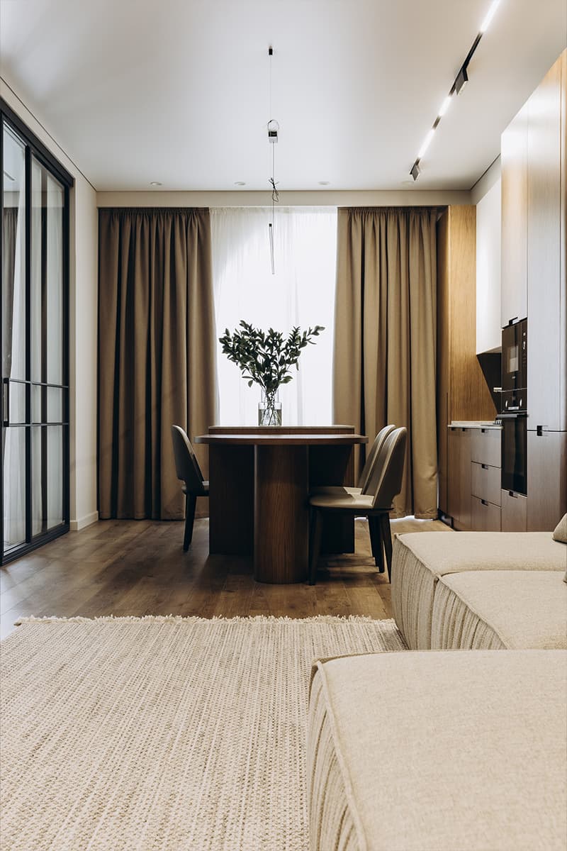 Рабочее место в шкафу и графичная перегородка в интерьере квартиры для предпринимателя — проект студии Lasphera