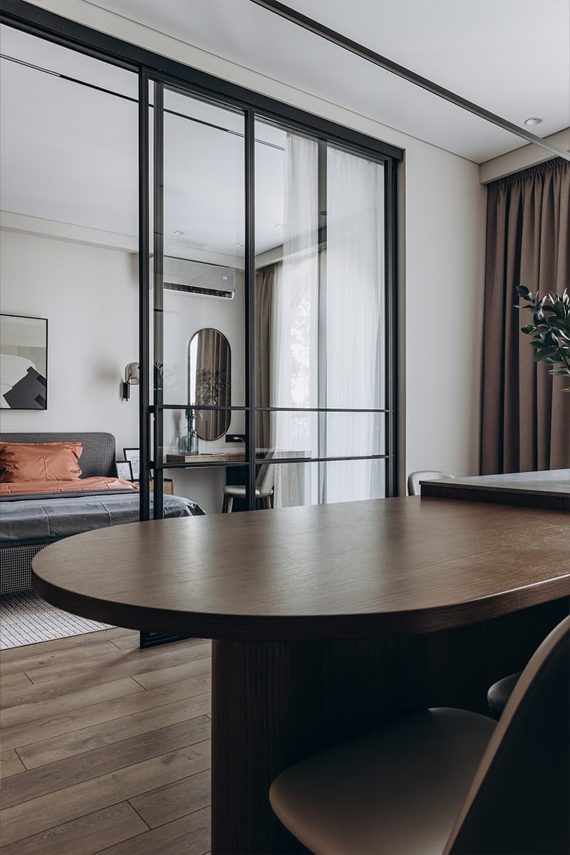 Рабочее место в шкафу и графичная перегородка в интерьере квартиры для предпринимателя — проект студии Lasphera