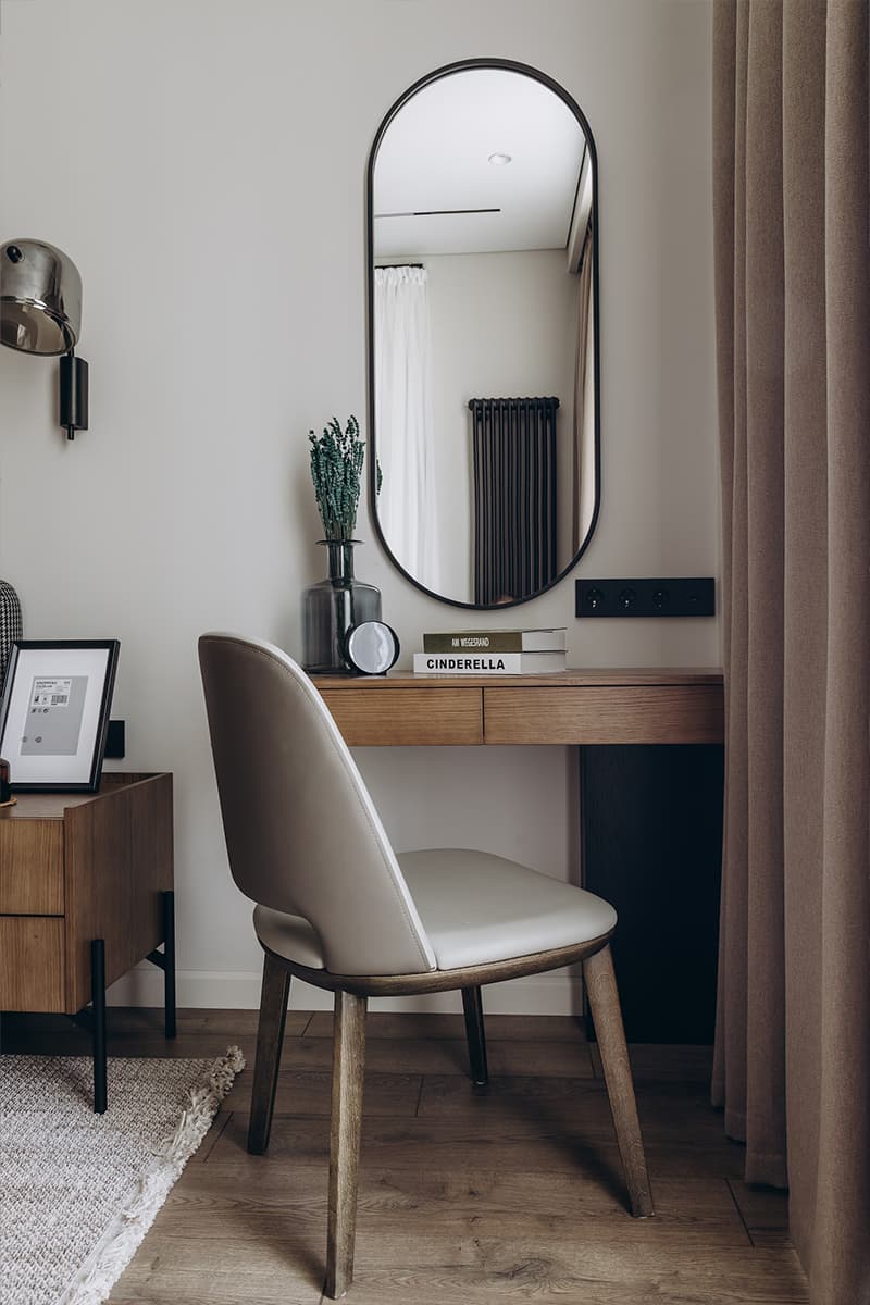 Рабочее место в шкафу и графичная перегородка в интерьере квартиры для предпринимателя — проект студии Lasphera