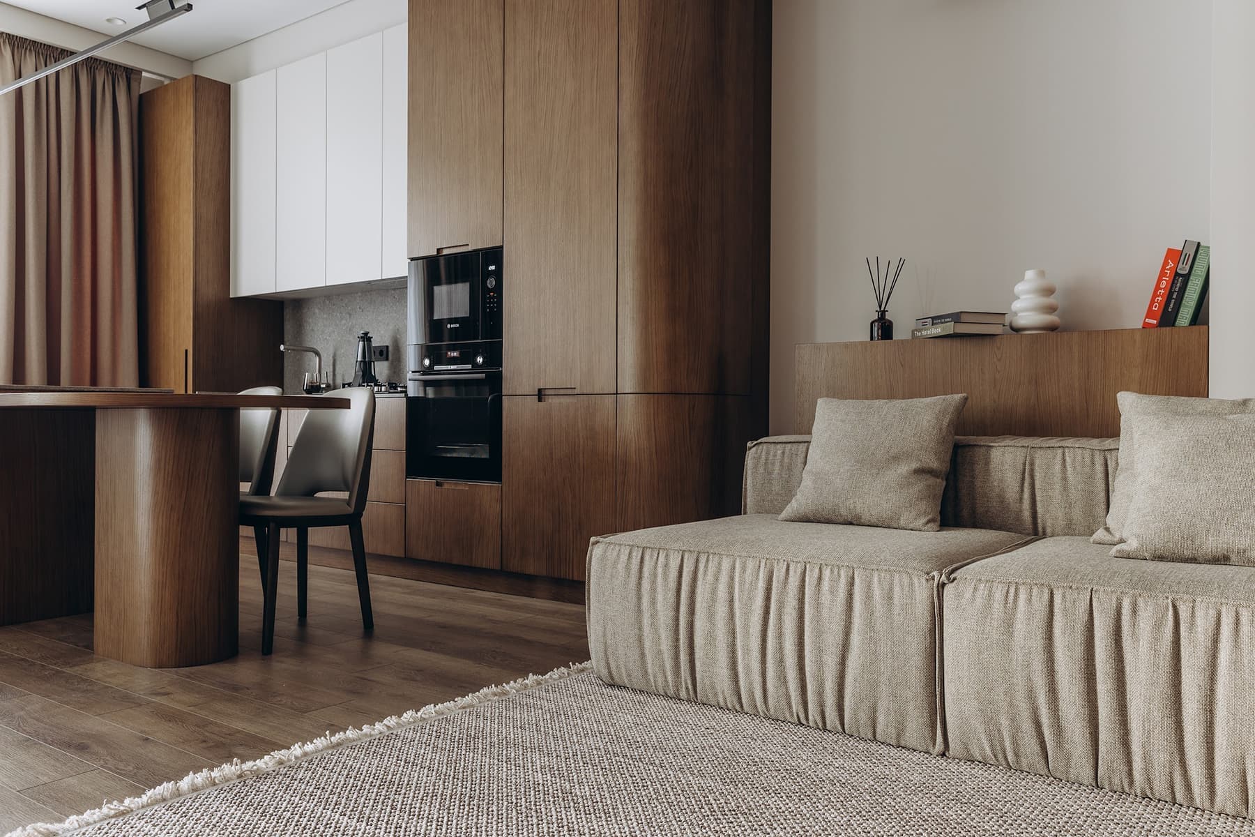 Рабочее место в шкафу и графичная перегородка в интерьере квартиры для предпринимателя — проект студии Lasphera