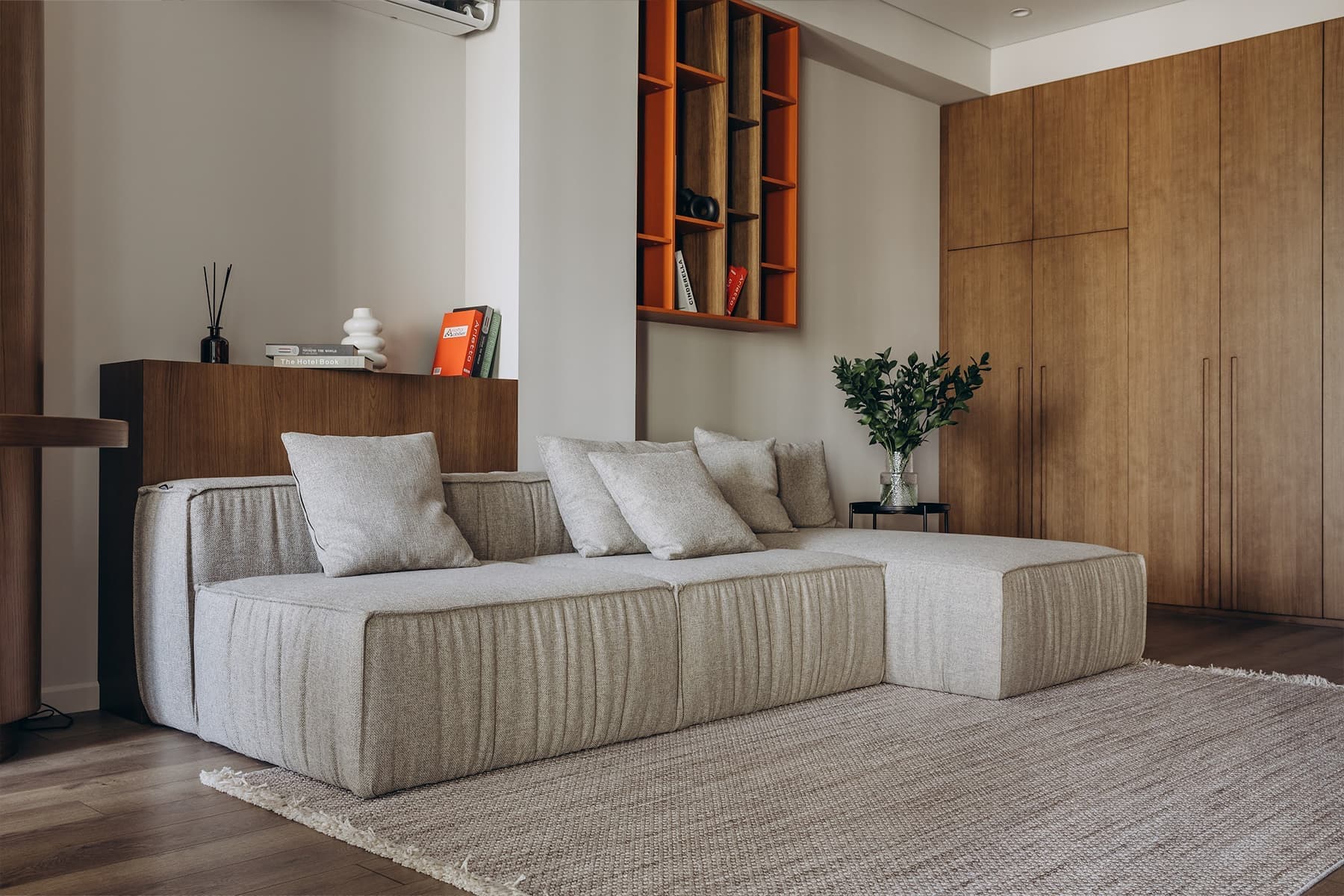 Рабочее место в шкафу и графичная перегородка в интерьере квартиры для предпринимателя — проект студии Lasphera