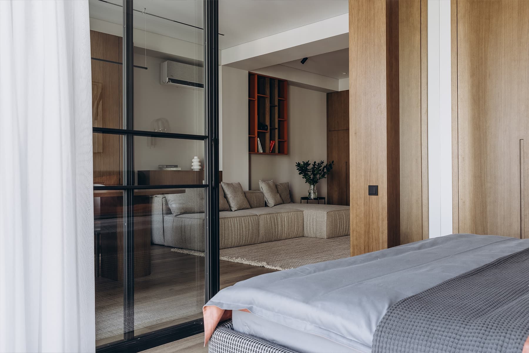 Рабочее место в шкафу и графичная перегородка в интерьере квартиры для предпринимателя — проект студии Lasphera