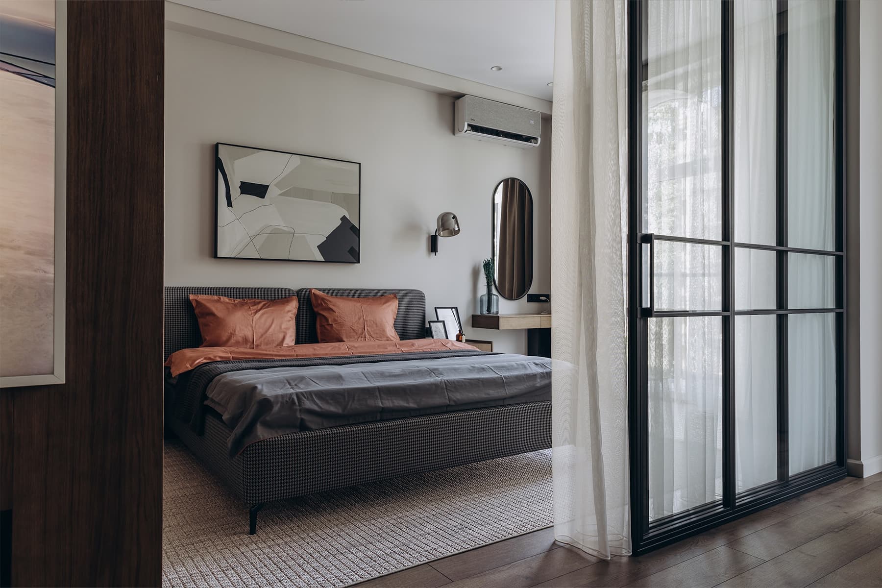 Рабочее место в шкафу и графичная перегородка в интерьере квартиры для предпринимателя — проект студии Lasphera