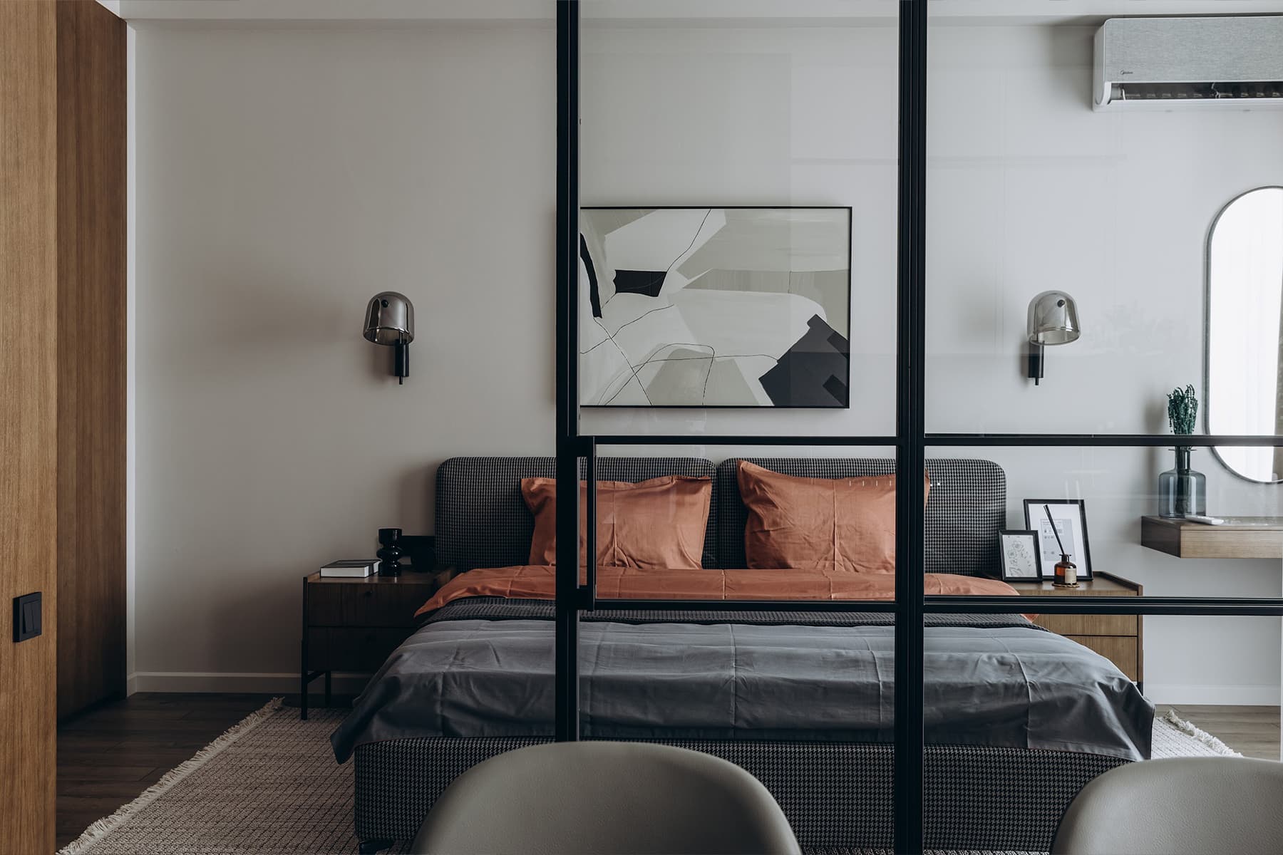 Рабочее место в шкафу и графичная перегородка в интерьере квартиры для предпринимателя — проект студии Lasphera