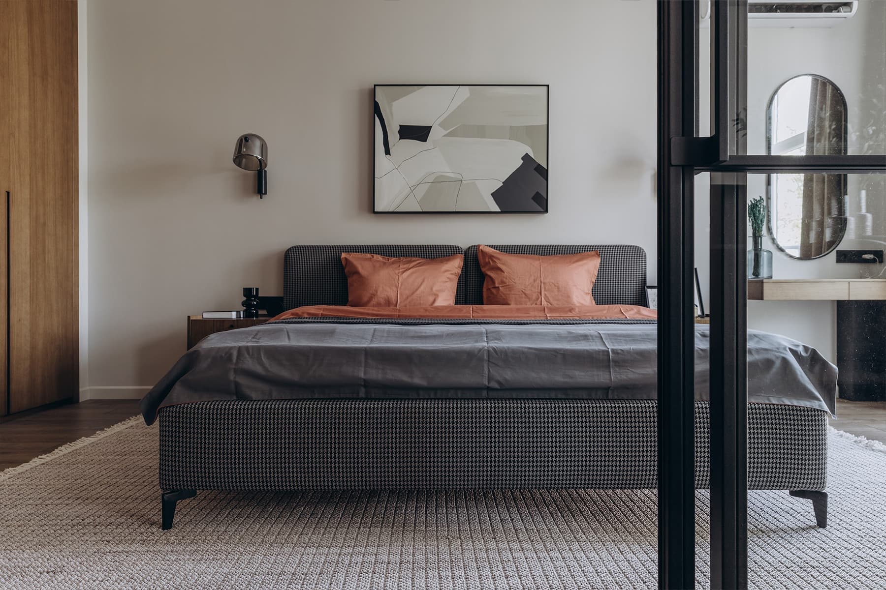 Рабочее место в шкафу и графичная перегородка в интерьере квартиры для предпринимателя — проект студии Lasphera