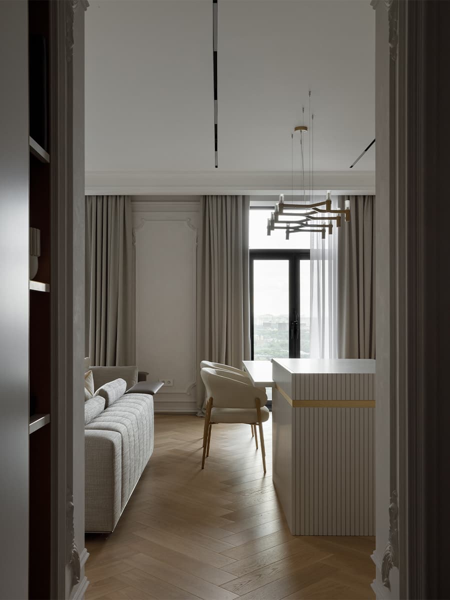 Сочетание элегантности и золотистых акцентов в квартире для семьи предпринимателя — проект бюро STARIKOVA.ARCHITECTS