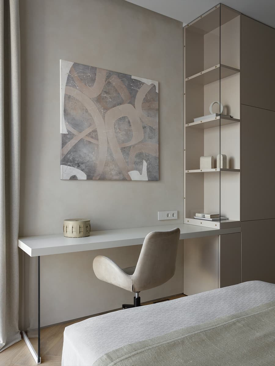 Сочетание элегантности и золотистых акцентов в квартире для семьи предпринимателя — проект бюро STARIKOVA.ARCHITECTS