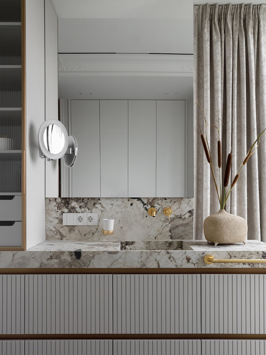 Сочетание элегантности и золотистых акцентов в квартире для семьи предпринимателя — проект бюро STARIKOVA.ARCHITECTS