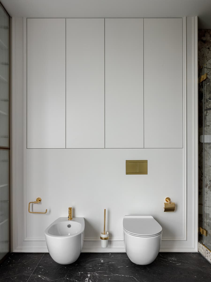 Сочетание элегантности и золотистых акцентов в квартире для семьи предпринимателя — проект бюро STARIKOVA.ARCHITECTS