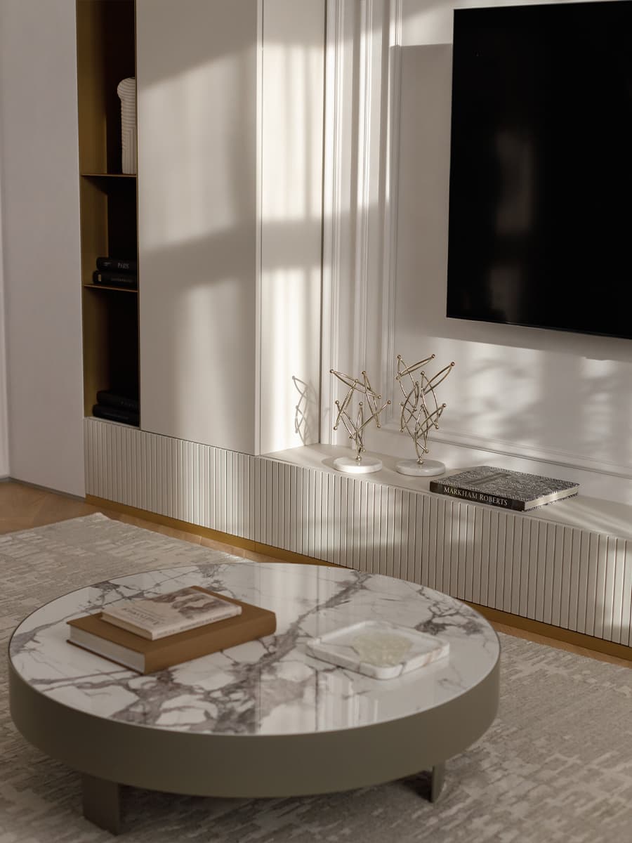 Сочетание элегантности и золотистых акцентов в квартире для семьи предпринимателя — проект бюро STARIKOVA.ARCHITECTS