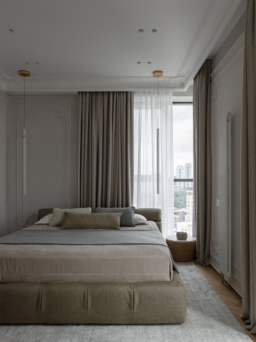 Сочетание элегантности и золотистых акцентов в квартире для семьи предпринимателя — проект бюро STARIKOVA.ARCHITECTS