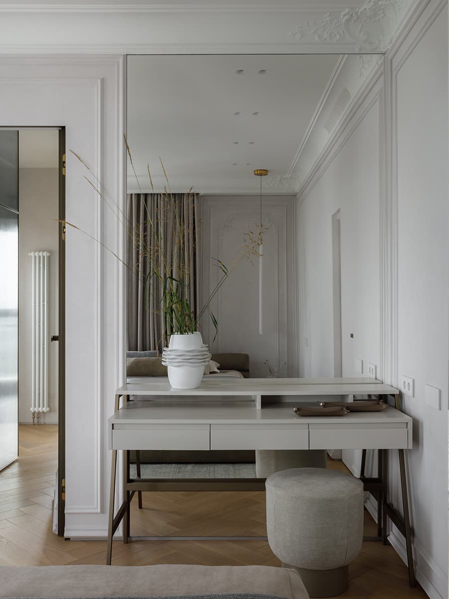 Сочетание элегантности и золотистых акцентов в квартире для семьи предпринимателя — проект бюро STARIKOVA.ARCHITECTS