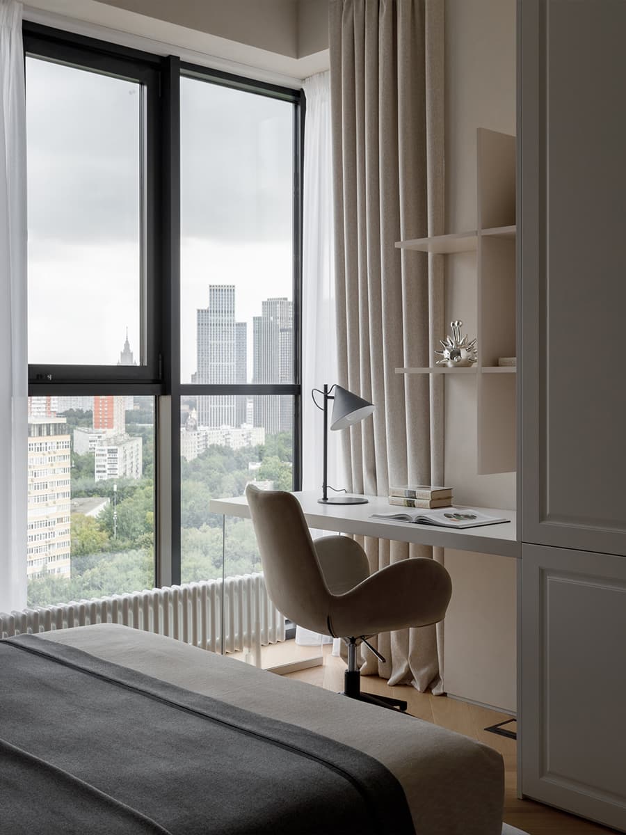 Сочетание элегантности и золотистых акцентов в квартире для семьи предпринимателя — проект бюро STARIKOVA.ARCHITECTS