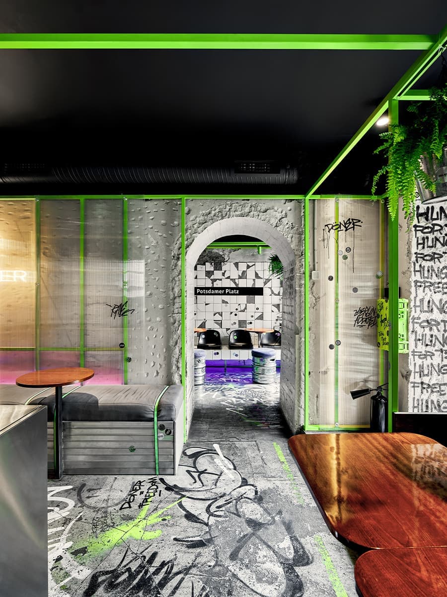 Ярко-зеленый металлокаркас, неон и открытая кухня в интерьере петербургского бара — проект бюро Akke Collective