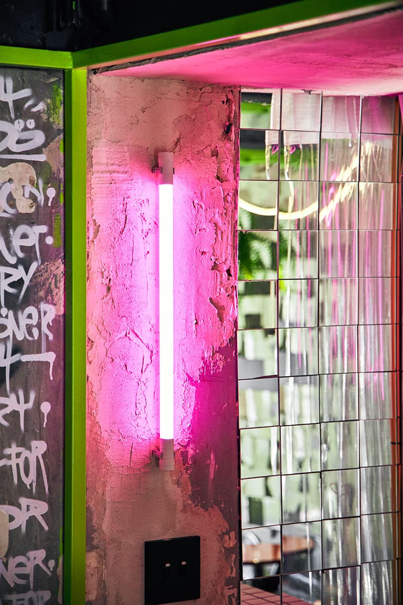 Ярко-зеленый металлокаркас, неон и открытая кухня в интерьере петербургского бара — проект бюро Akke Collective