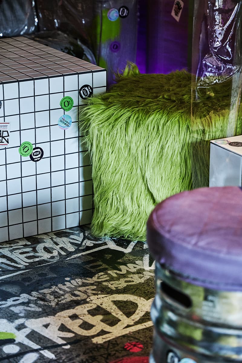 Ярко-зеленый металлокаркас, неон и открытая кухня в интерьере петербургского бара — проект бюро Akke Collective