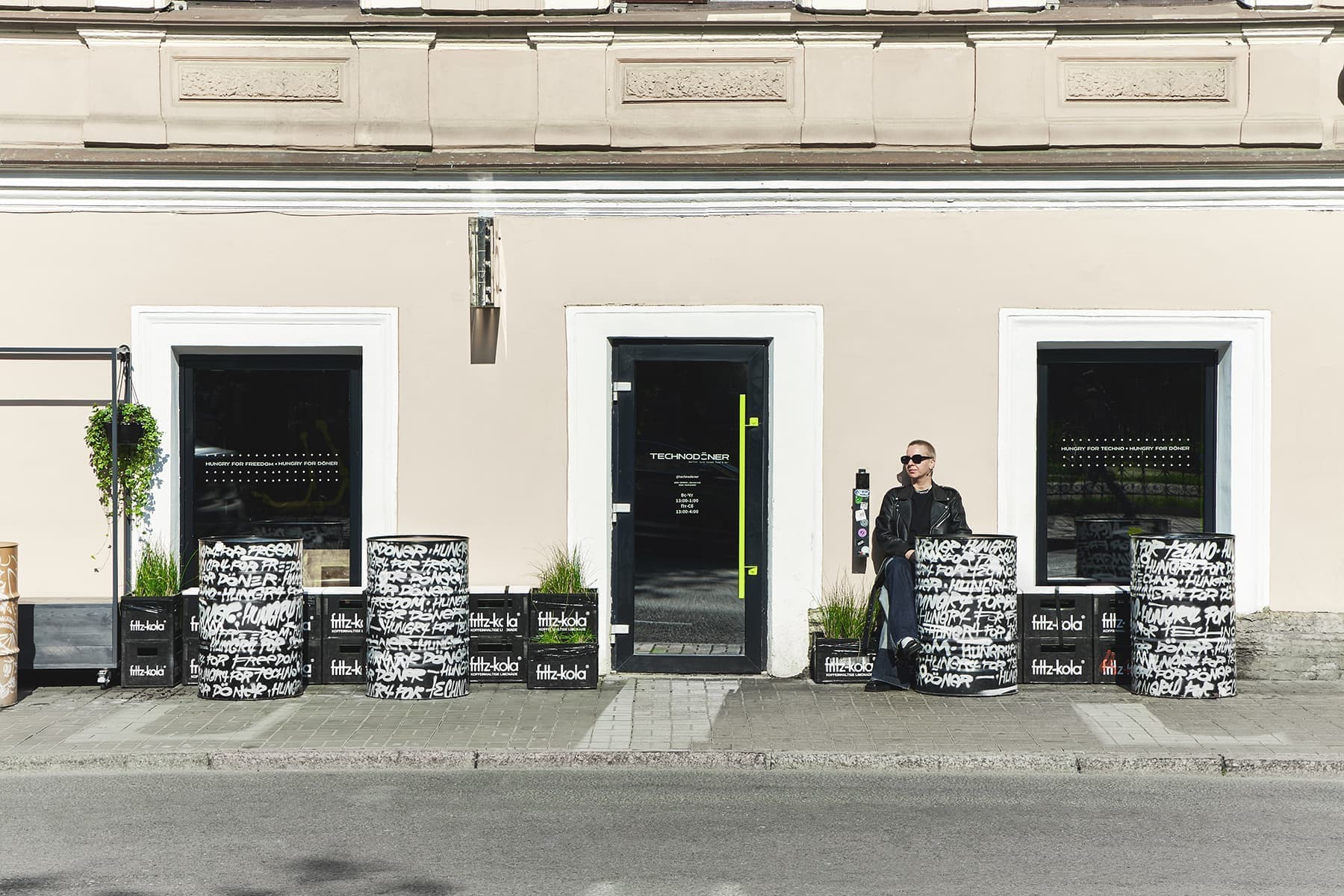 Ярко-зеленый металлокаркас, неон и открытая кухня в интерьере петербургского бара — проект бюро Akke Collective