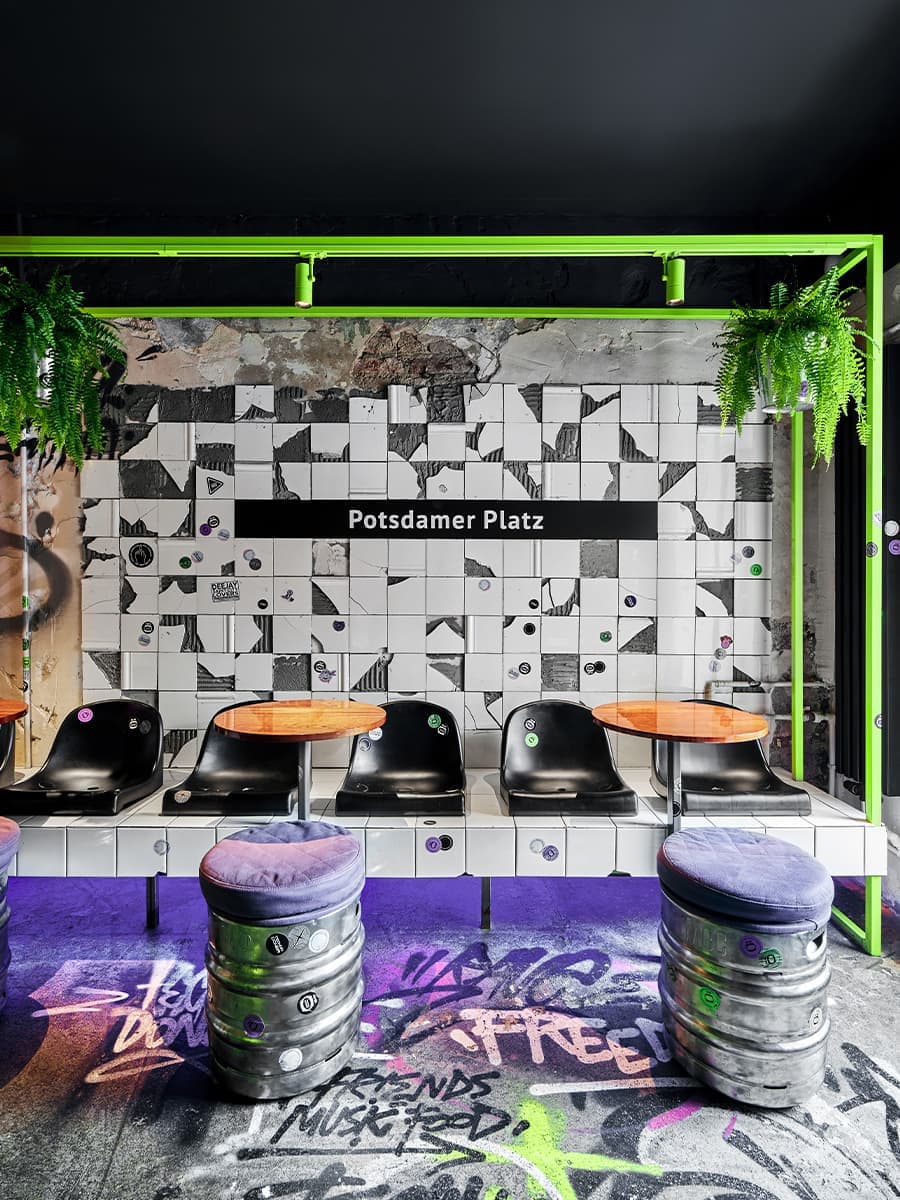 Ярко-зеленый металлокаркас, неон и открытая кухня в интерьере петербургского бара — проект бюро Akke Collective