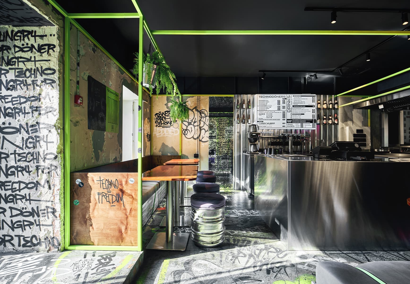Ярко-зеленый металлокаркас, неон и открытая кухня в интерьере петербургского бара — проект бюро Akke Collective