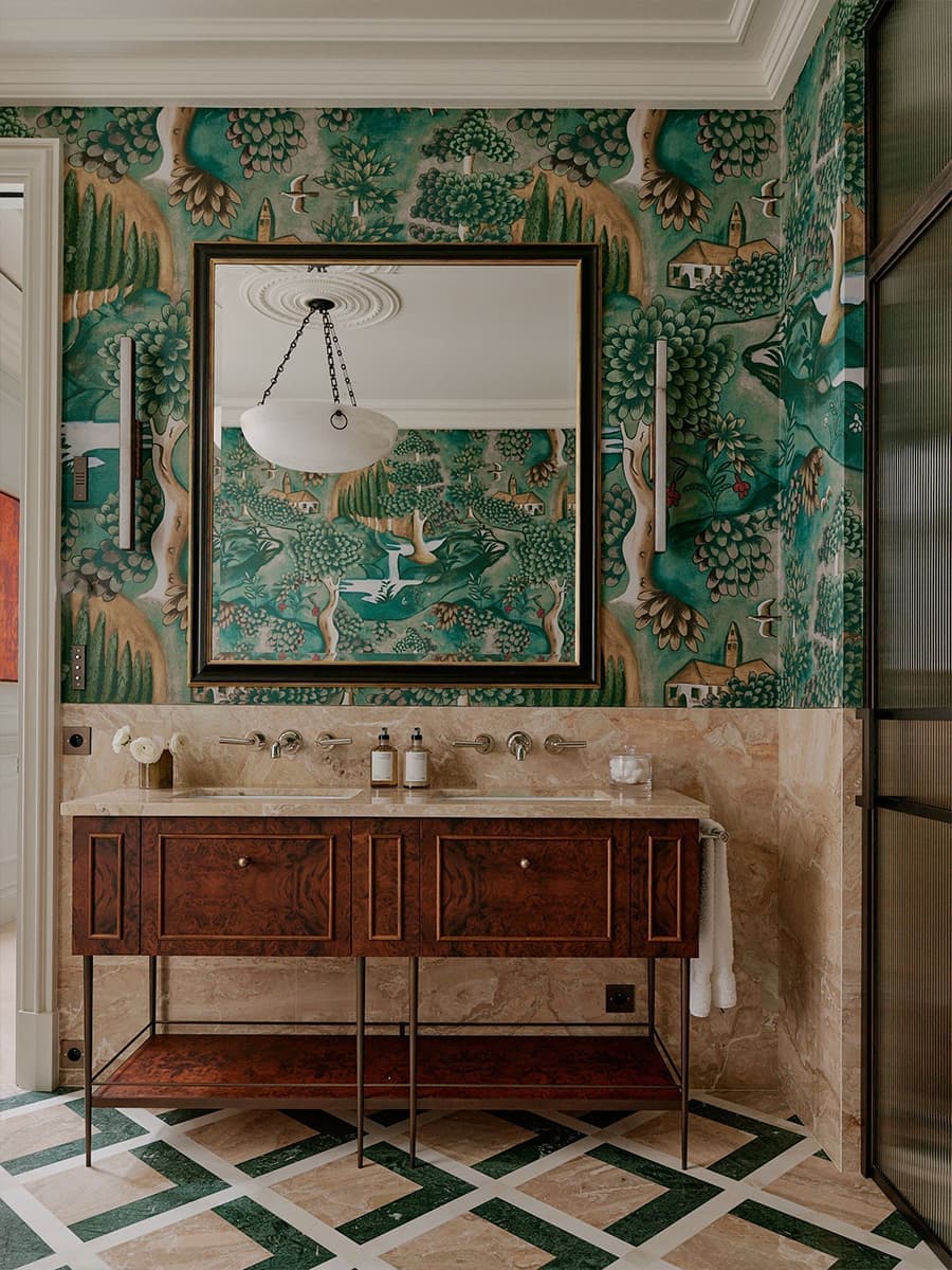 Винтажная мебель и антиквариат в интерьере двухуровневой квартиры в Париже — проект Софи Эшби и Антуанетты Залевски