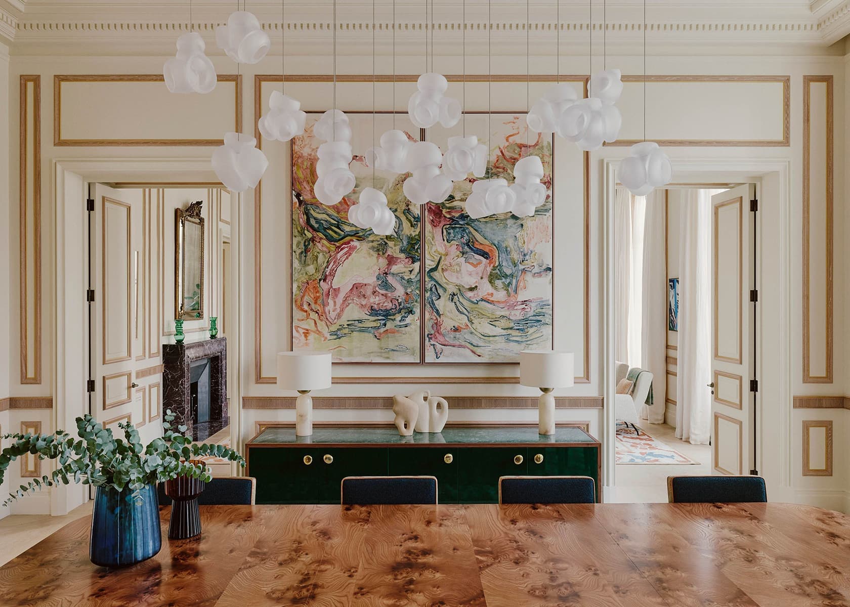 Винтажная мебель и антиквариат в интерьере двухуровневой квартиры в Париже — проект Софи Эшби и Антуанетты Залевски