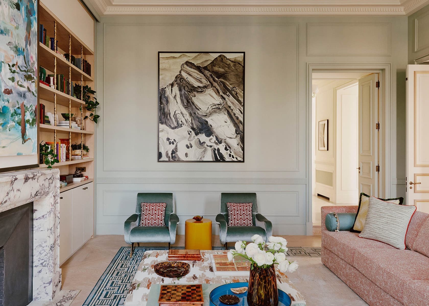 Винтажная мебель и антиквариат в интерьере двухуровневой квартиры в Париже — проект Софи Эшби и Антуанетты Залевски