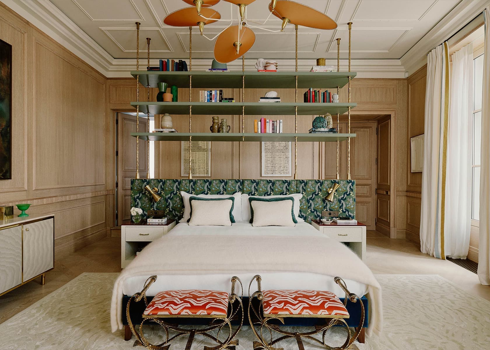 Винтажная мебель и антиквариат в интерьере двухуровневой квартиры в Париже — проект Софи Эшби и Антуанетты Залевски