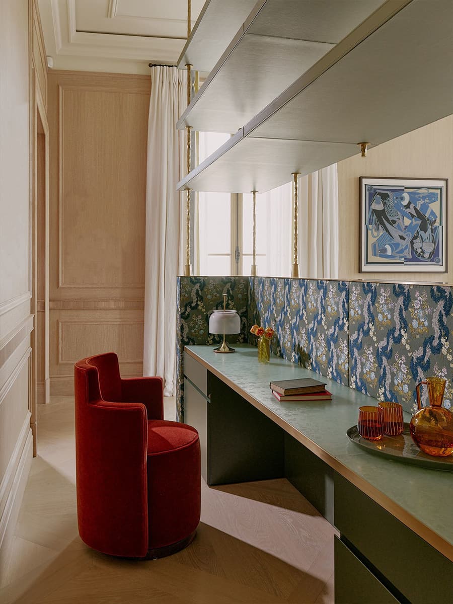 Винтажная мебель и антиквариат в интерьере двухуровневой квартиры в Париже — проект Софи Эшби и Антуанетты Залевски