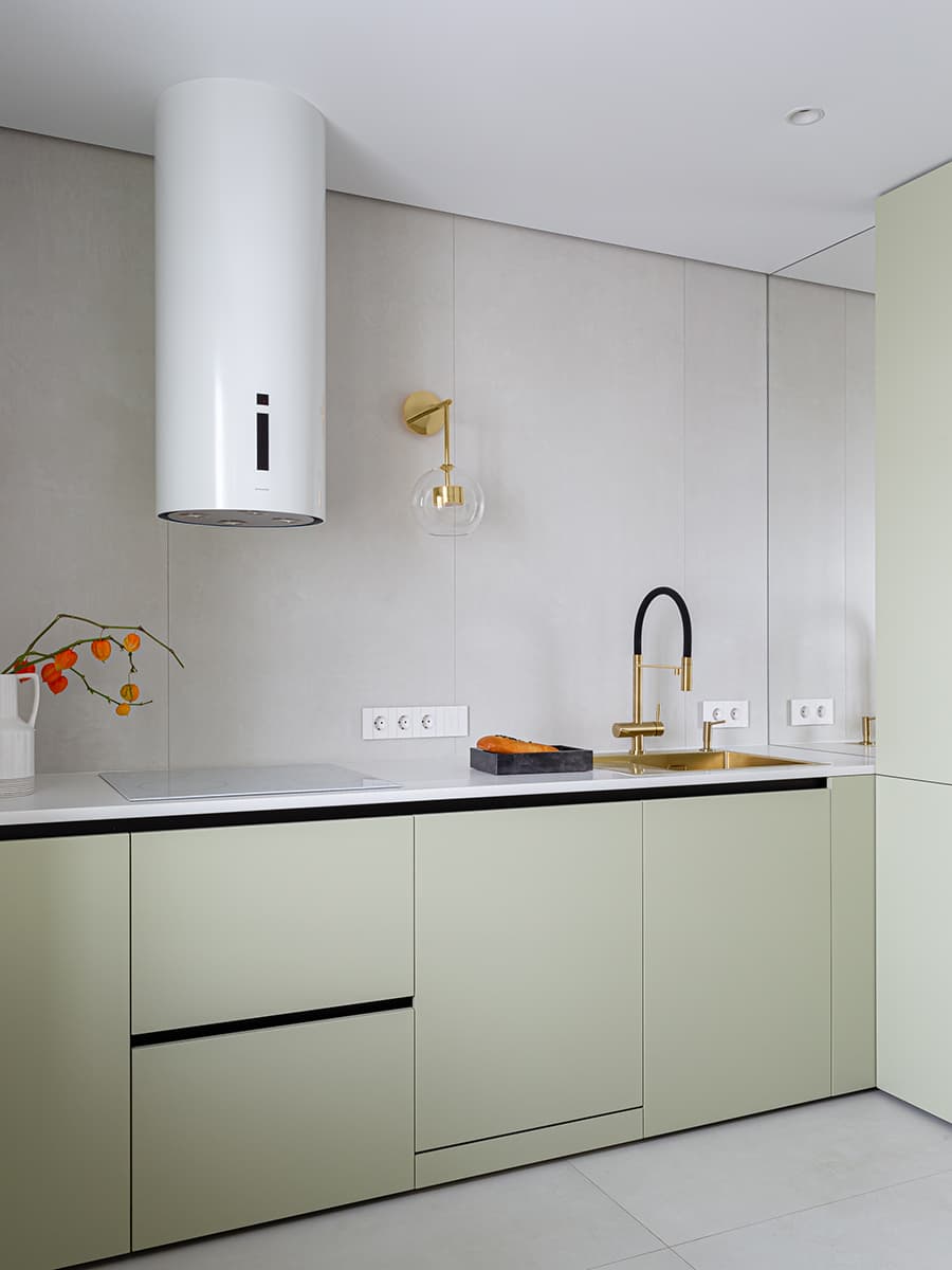 Светлое дерево и зеленые акценты в уютном интерьере небольшой квартиры — проект Sreda Buro