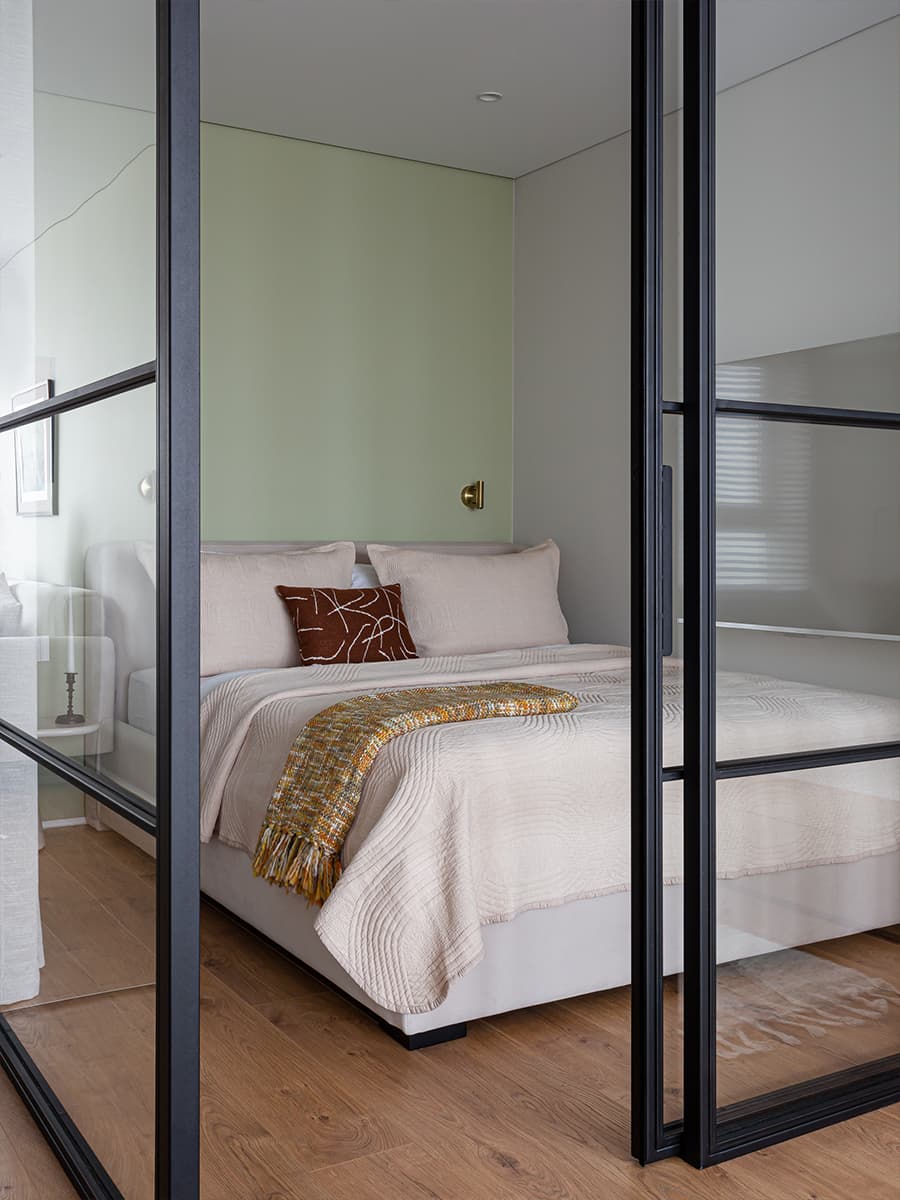 Светлое дерево и зеленые акценты в уютном интерьере небольшой квартиры — проект Sreda Buro